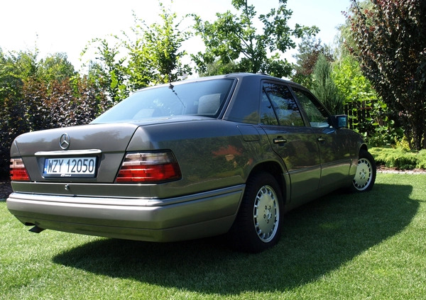 Mercedes-Benz Klasa E cena 49000 przebieg: 166000, rok produkcji 1993 z Skoki małe 781